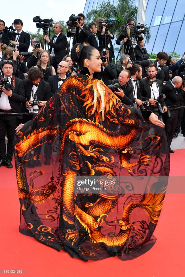 Cận cảnh sự cố tụt váy, lộ hàng trên thảm đỏ Cannes 2019