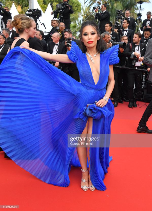 Cận cảnh sự cố tụt váy, lộ hàng trên thảm đỏ Cannes 2019