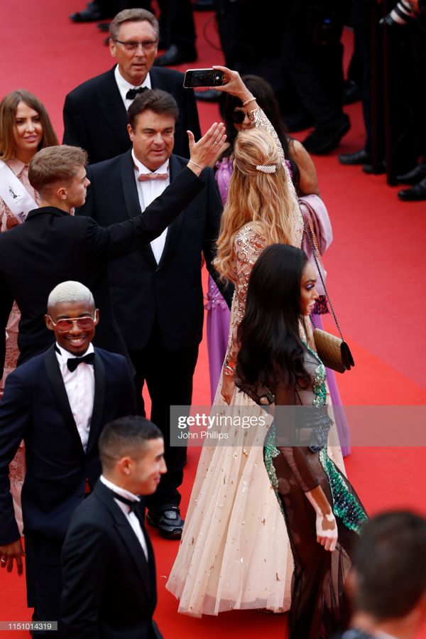 Cận cảnh sự cố tụt váy, lộ hàng trên thảm đỏ Cannes 2019