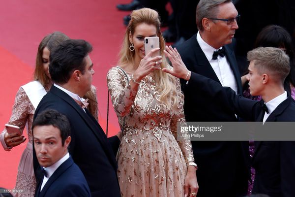 Cận cảnh sự cố tụt váy, lộ hàng trên thảm đỏ Cannes 2019