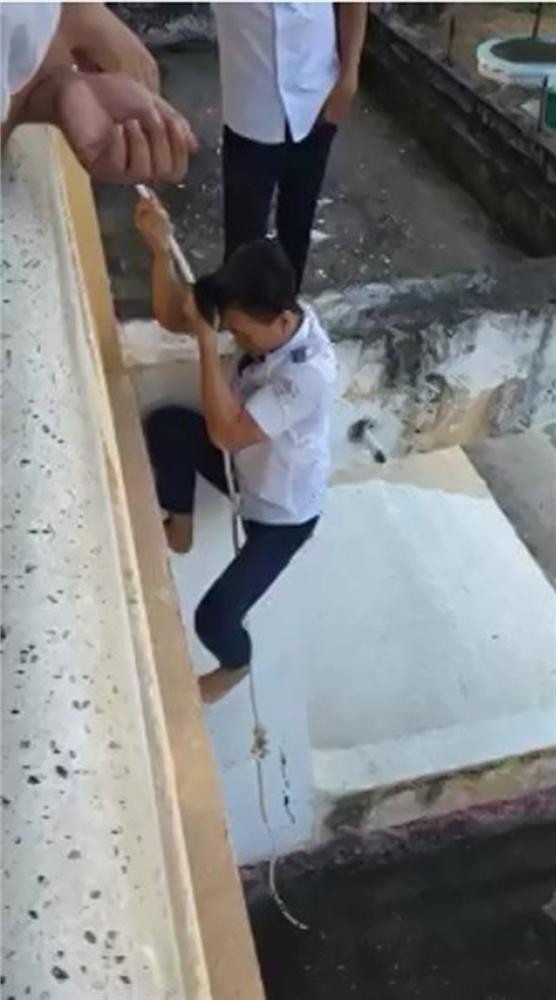 Nhóm nam sinh dùng dây thừng leo từ tầng lầu xuống đất, quay clip lại để giải trí khiến người xem sợ hãi