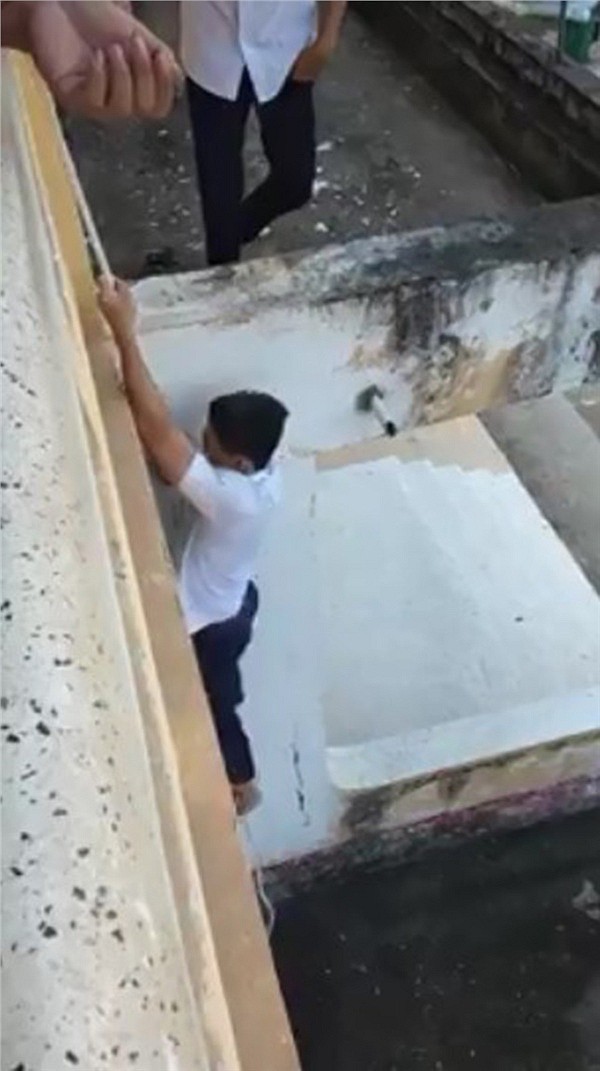 Nhóm nam sinh dùng dây thừng leo từ tầng lầu xuống đất, quay clip lại để giải trí khiến người xem sợ hãi