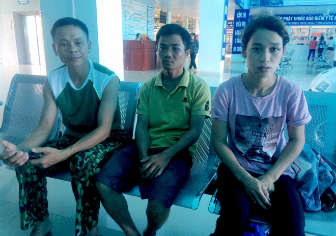 Cặp vợ chồng bị nhóm người xăm trổ đánh đập, bắt quỳ giữa nắng