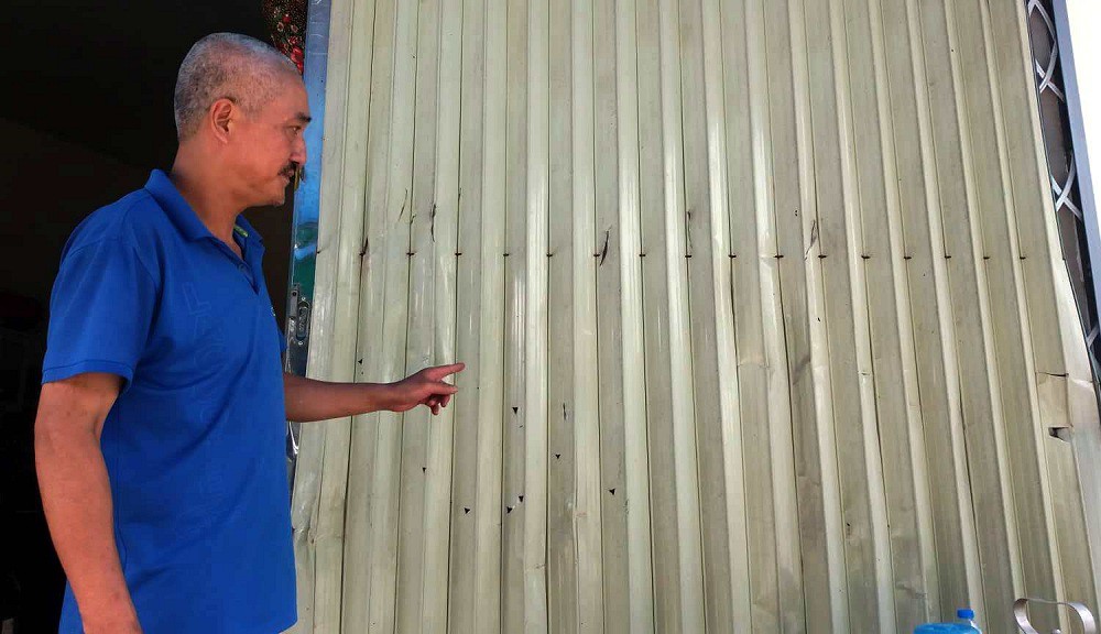 Côn đồ mang súng đến nhà bắn khiến 1 người bị thương, đạn găm chi chít trên cửa