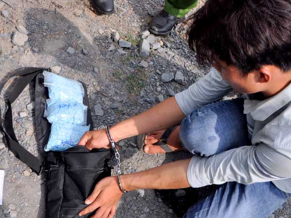 Hai người bị bắt khi chuyển 5 kg ma tuý đá từ Campuchia về miền Tây