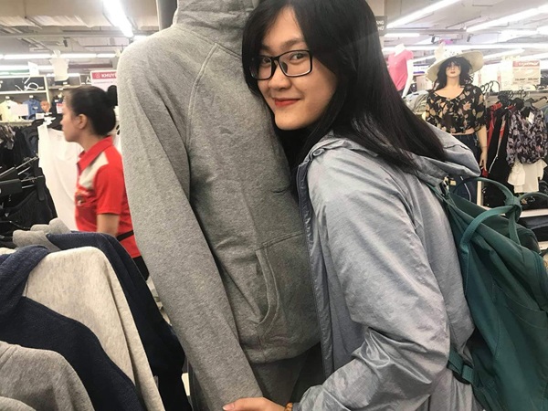 Đỉnh cao sống ảo như gái ế: tuyệt chiêu có bạn trai chuẩn 6 múi như người mẫu chỉ trong một nốt nhạc!