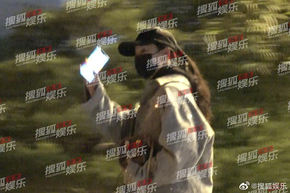 Lưu Diệc Phi lộ ảnh gặp gỡ cha nuôi nhưng nhân vật này mới giành spotlight