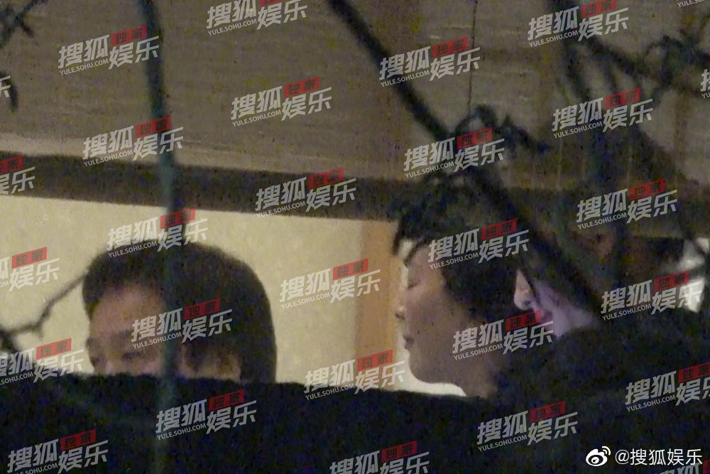 Lưu Diệc Phi lộ ảnh gặp gỡ cha nuôi nhưng nhân vật này mới giành spotlight