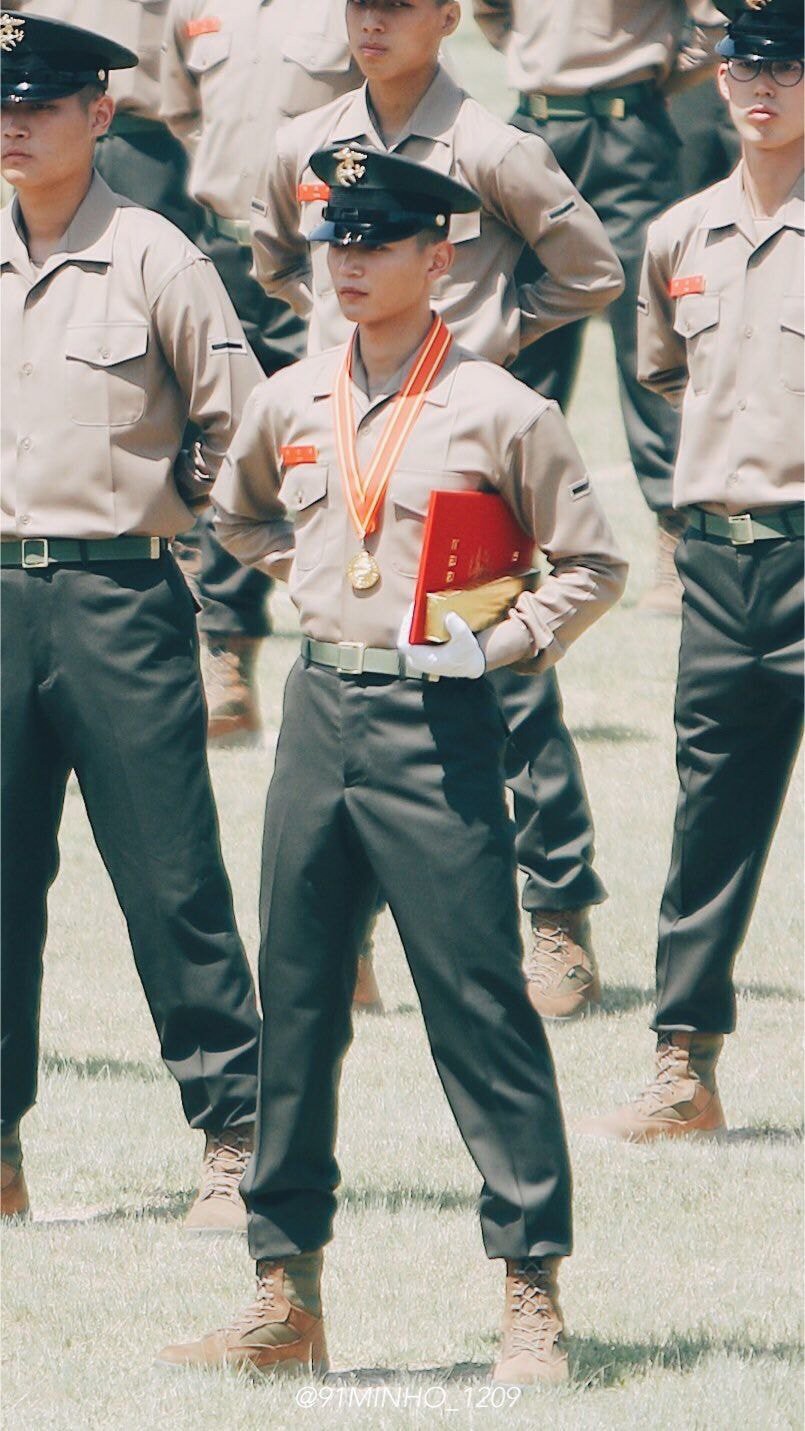 Hàng nghìn người đang phát sốt vì nam thần Kpop nhận bằng quân đội mà đẹp thần thánh như cắt ra từ phim điện ảnh