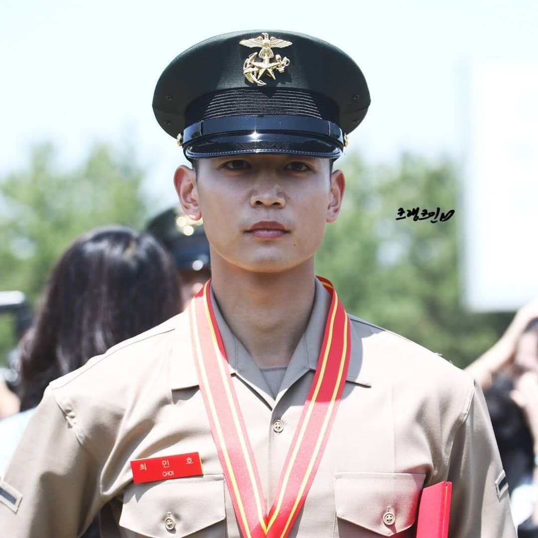 Hàng nghìn người đang phát sốt vì nam thần Kpop nhận bằng quân đội mà đẹp thần thánh như cắt ra từ phim điện ảnh