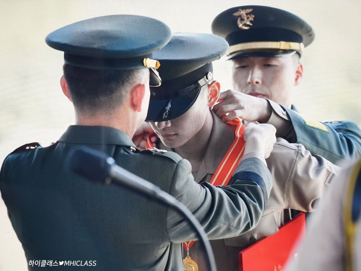 Hàng nghìn người đang phát sốt vì nam thần Kpop nhận bằng quân đội mà đẹp thần thánh như cắt ra từ phim điện ảnh