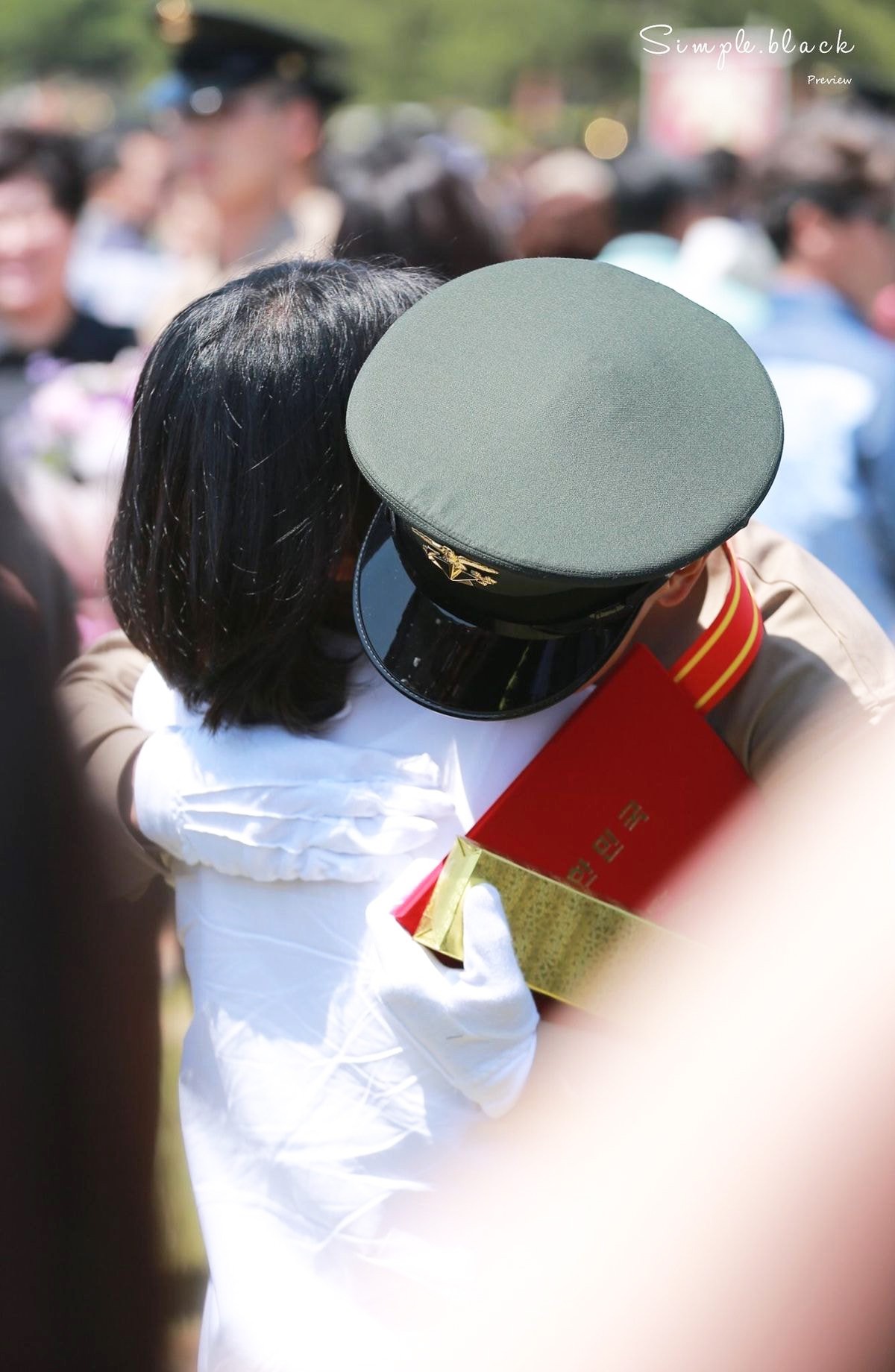 Hàng nghìn người đang phát sốt vì nam thần Kpop nhận bằng quân đội mà đẹp thần thánh như cắt ra từ phim điện ảnh