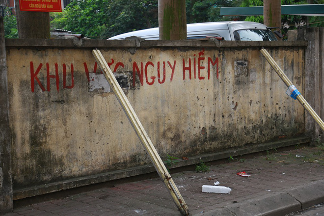 Vô tư mưu sinh dưới bức tường tử thần bất chấp nguy hiểm