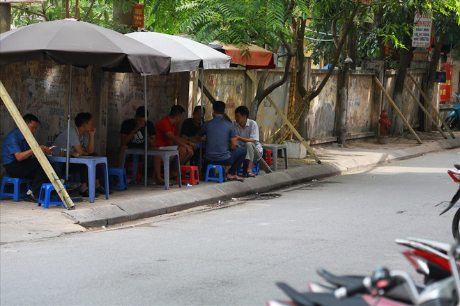 Vô tư mưu sinh dưới bức tường tử thần bất chấp nguy hiểm