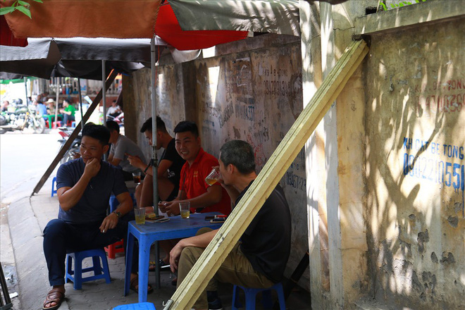 Vô tư mưu sinh dưới bức tường tử thần bất chấp nguy hiểm