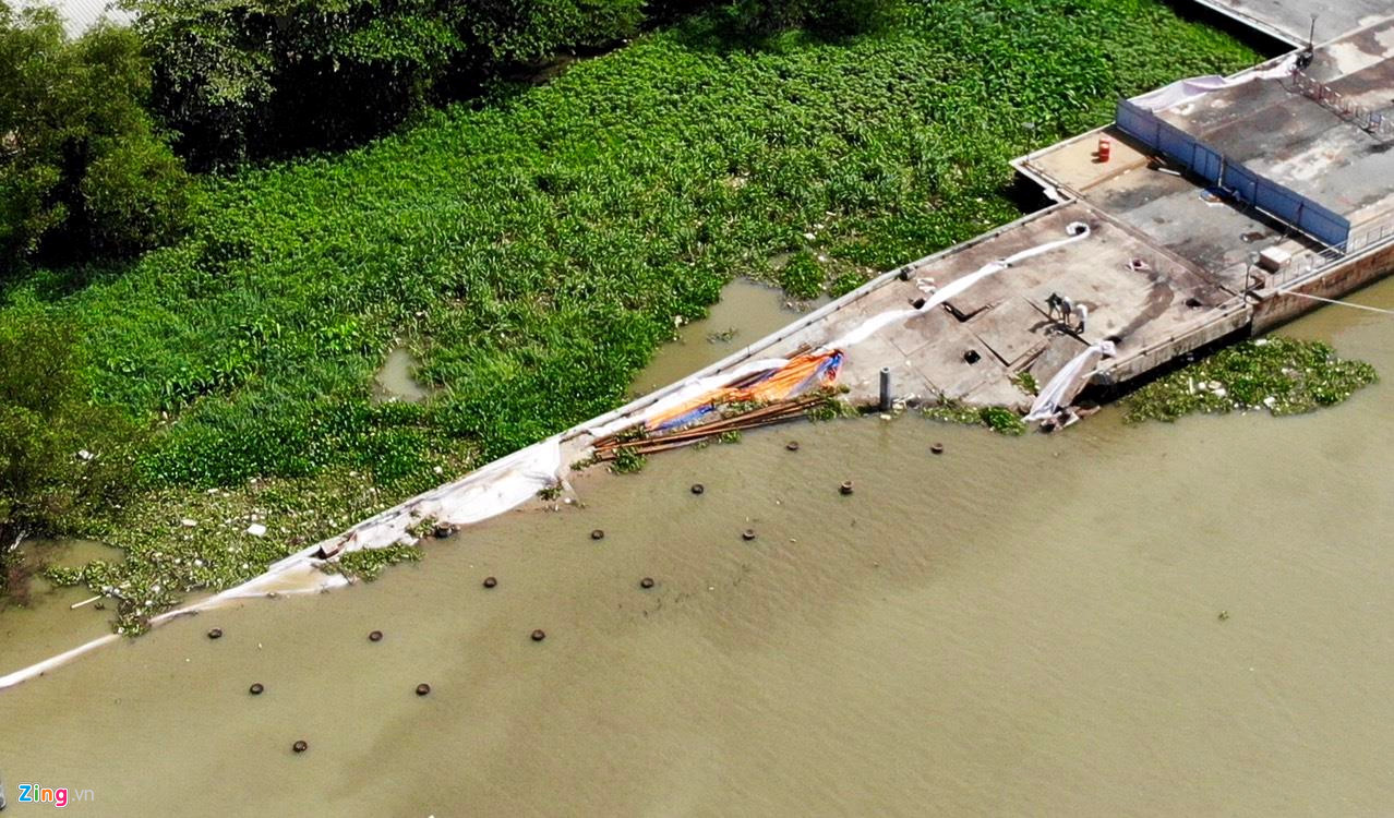 Cận cảnh cầu tàu Ba Son sập xuống sông Sài Gòn