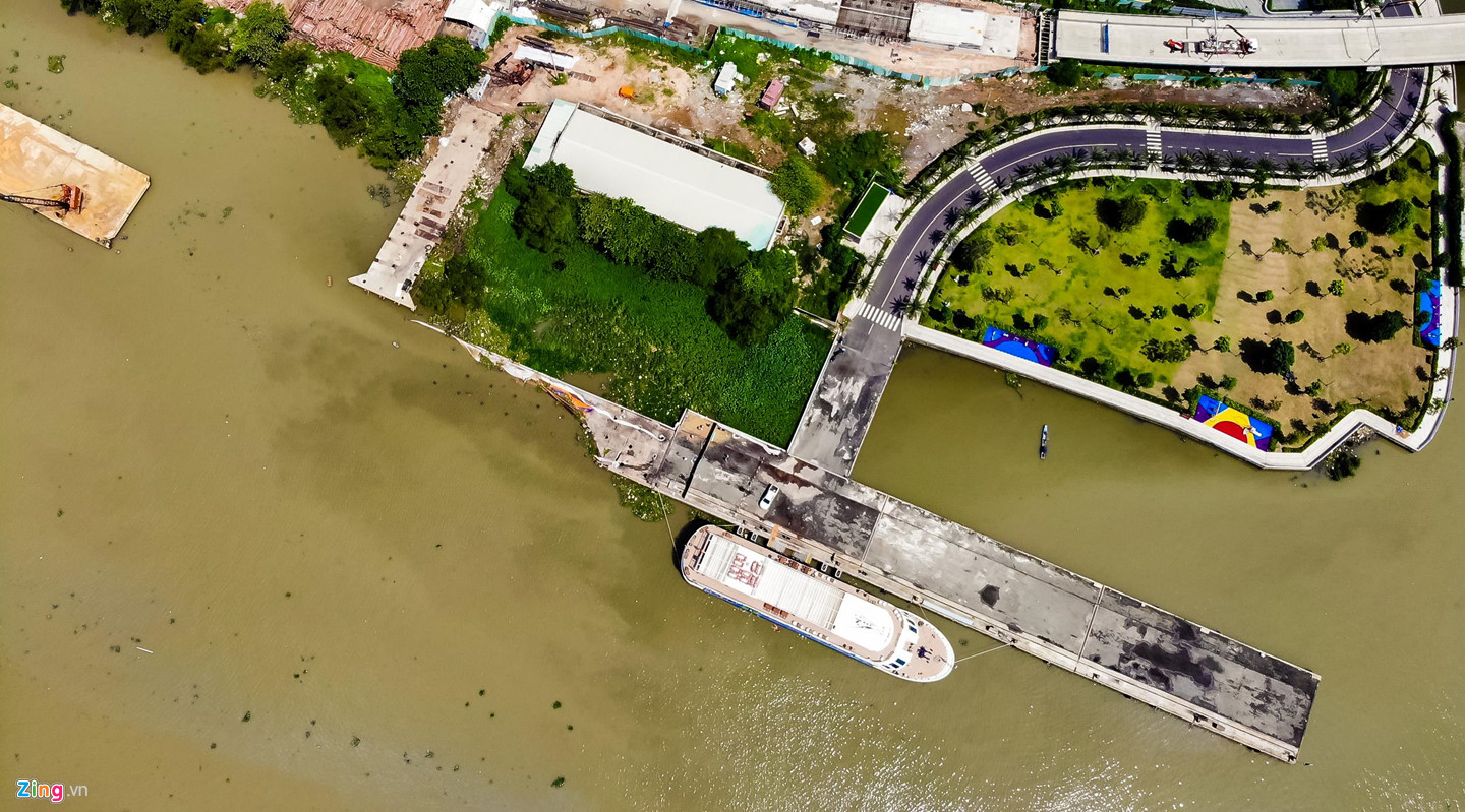 Cận cảnh cầu tàu Ba Son sập xuống sông Sài Gòn