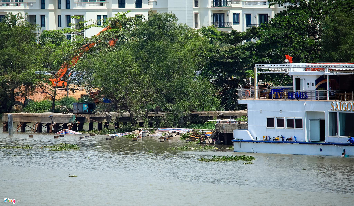 Cận cảnh cầu tàu Ba Son sập xuống sông Sài Gòn