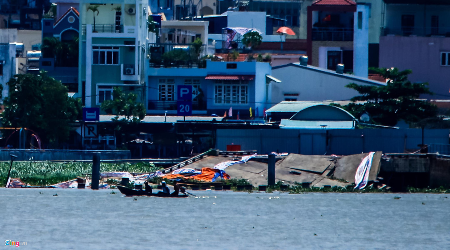 Cận cảnh cầu tàu Ba Son sập xuống sông Sài Gòn