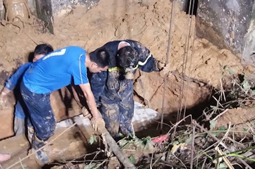 Hai người bị vùi lấp khi đào giếng