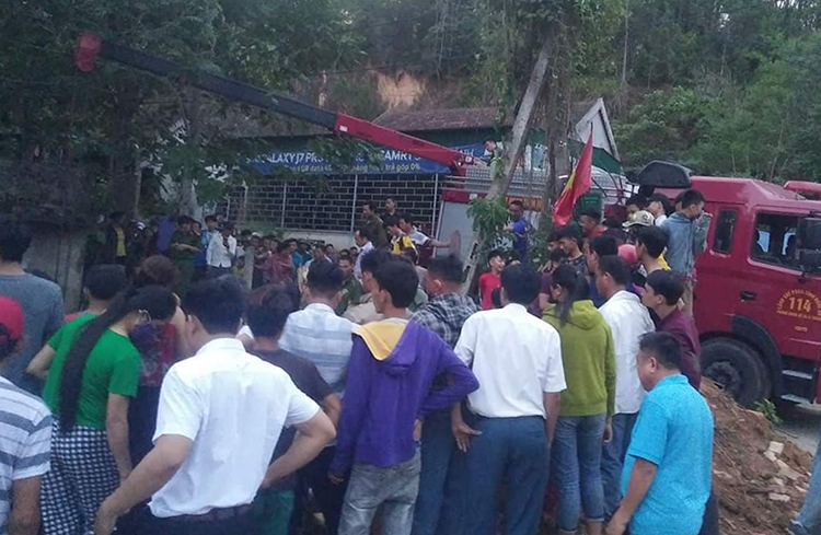 Hai người bị vùi lấp khi đào giếng