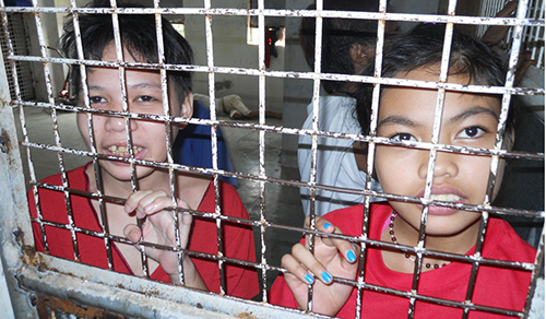 Những đứa trẻ sống mòn trong các nhà tù Philippines