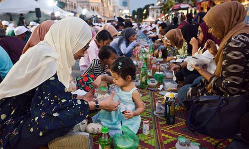 Giới chức ở Malaysia cải trang đi bắt người không nhịn ăn trong tháng Ramadan