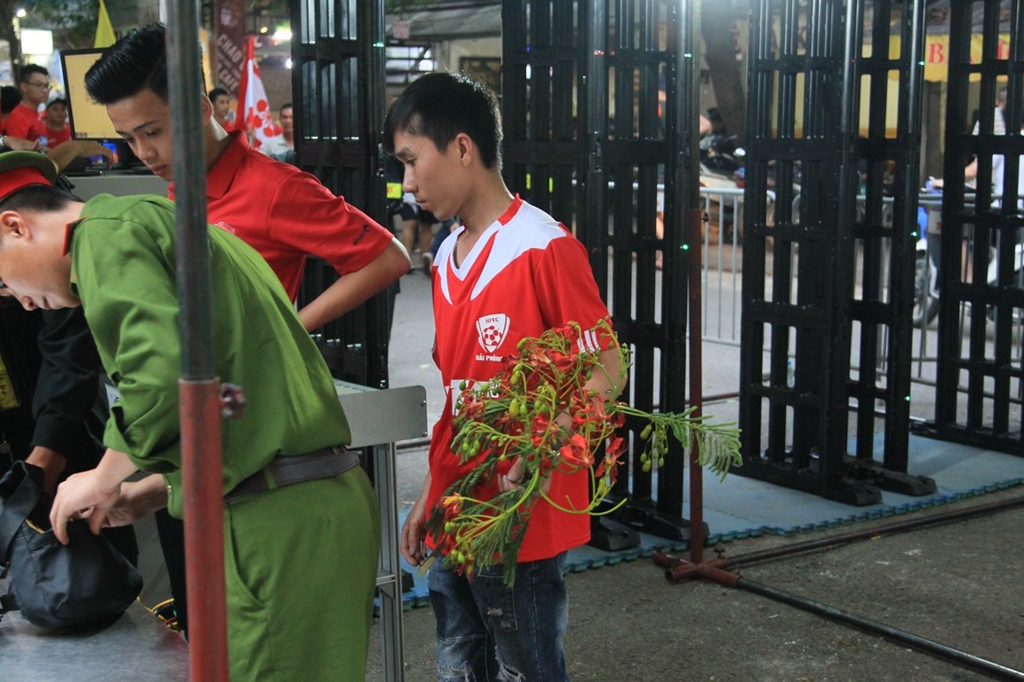 Sân Hàng Đẫy thiết lập hàng rào an ninh nghiêm ngặt cho trận Viettel - Hải Phòng Sân Hàng Đẫy thiết lập hàng rào an ninh nghiêm ngặt cho trận Viettel - Hải Phòng