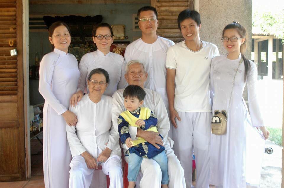 Câu chuyện xúc động đằng sau clip cụ ông hôn lên má vợ và ước hẹn: Sáu mươi mấy năm rồi, kiếp sau vẫn gặp nhau...