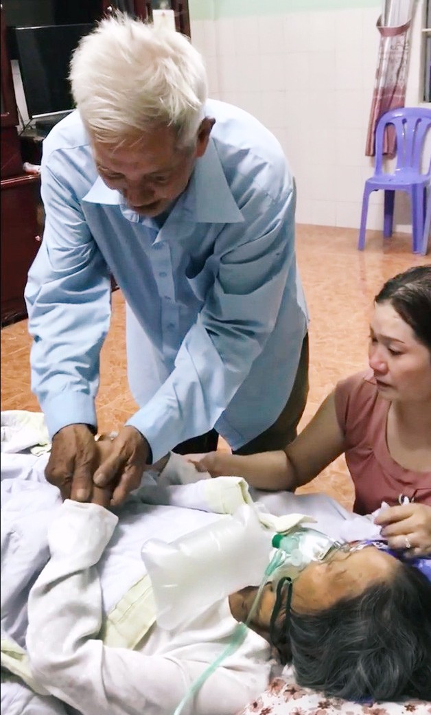 Câu chuyện xúc động đằng sau clip cụ ông hôn lên má vợ và ước hẹn: Sáu mươi mấy năm rồi, kiếp sau vẫn gặp nhau...