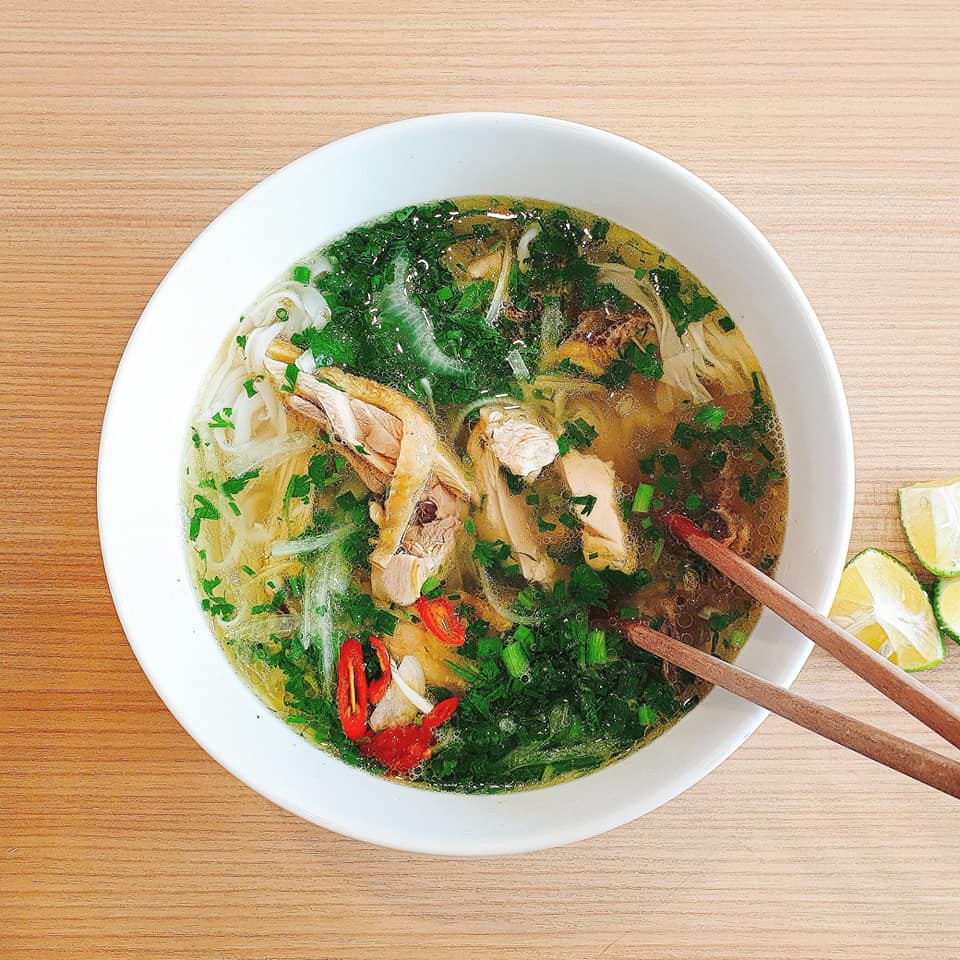 Dân công sở ngày nào cũng đau đầu trưa nay ăn gì, còn chàng trai này lại than tăng cân vì cơm căn tin quá ngon