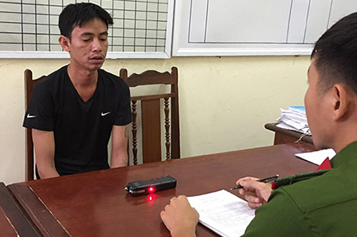 Cầm dùi cui điện đi cướp xe máy