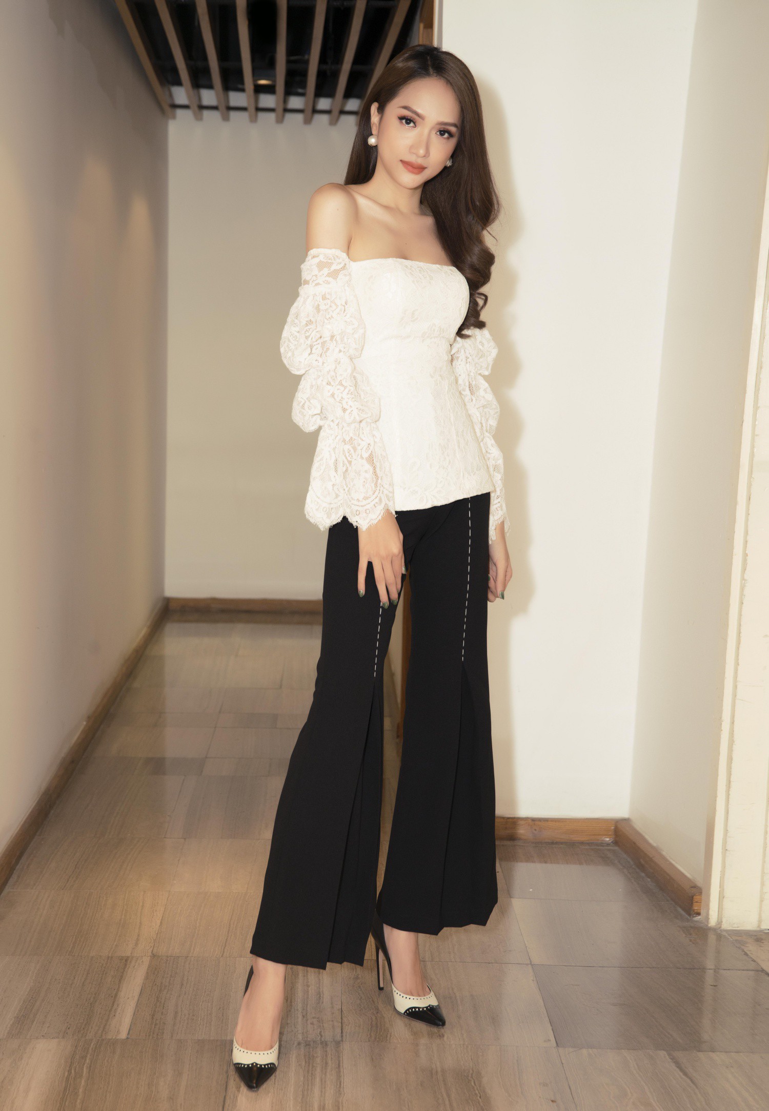 Hương Giang diện váy ôm sát gợi cảm, nhận giải Top 50 Phụ nữ ảnh hưởng nhất Việt Nam