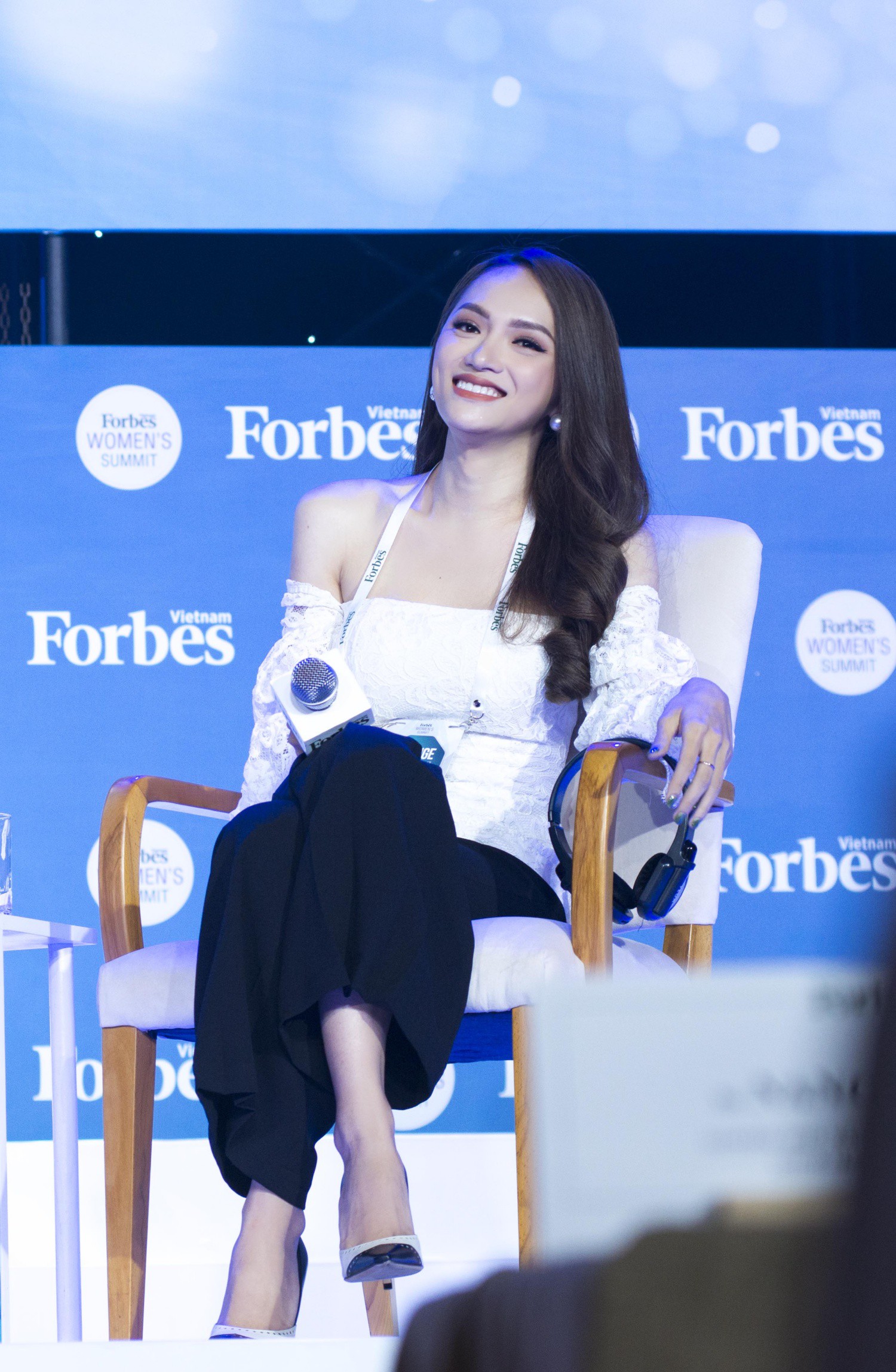 Hương Giang diện váy ôm sát gợi cảm, nhận giải Top 50 Phụ nữ ảnh hưởng nhất Việt Nam