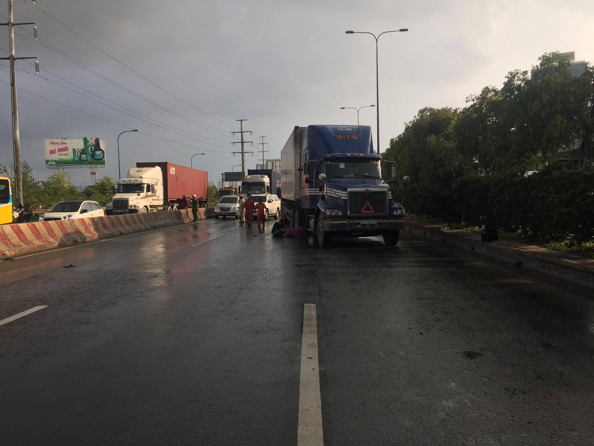 TP.HCM: Đang đi bộ, người đàn ông ngoại quốc bất ngờ lao vào container dẫn đến tử vong