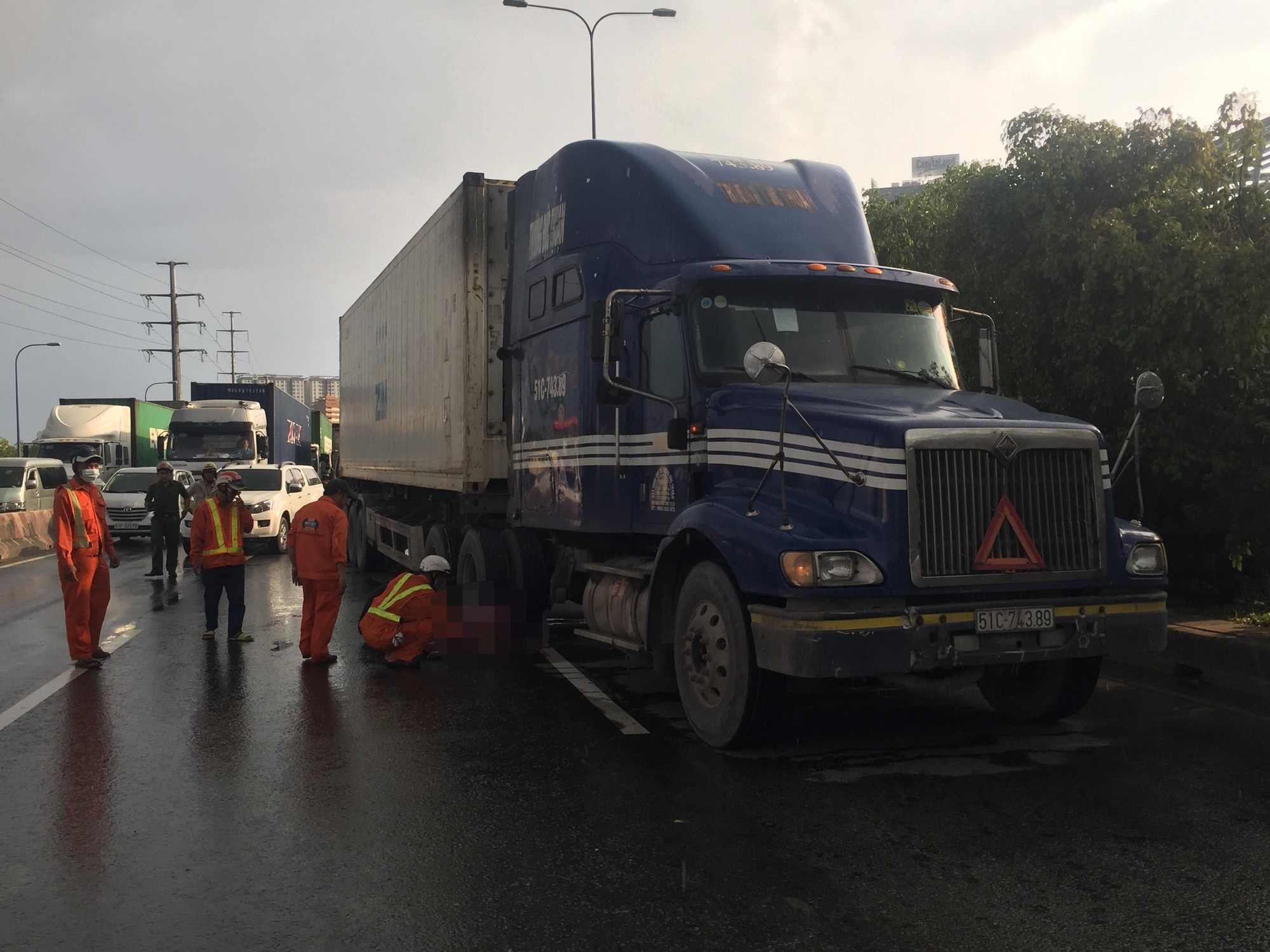 TP.HCM: Đang đi bộ, người đàn ông ngoại quốc bất ngờ lao vào container dẫn đến tử vong