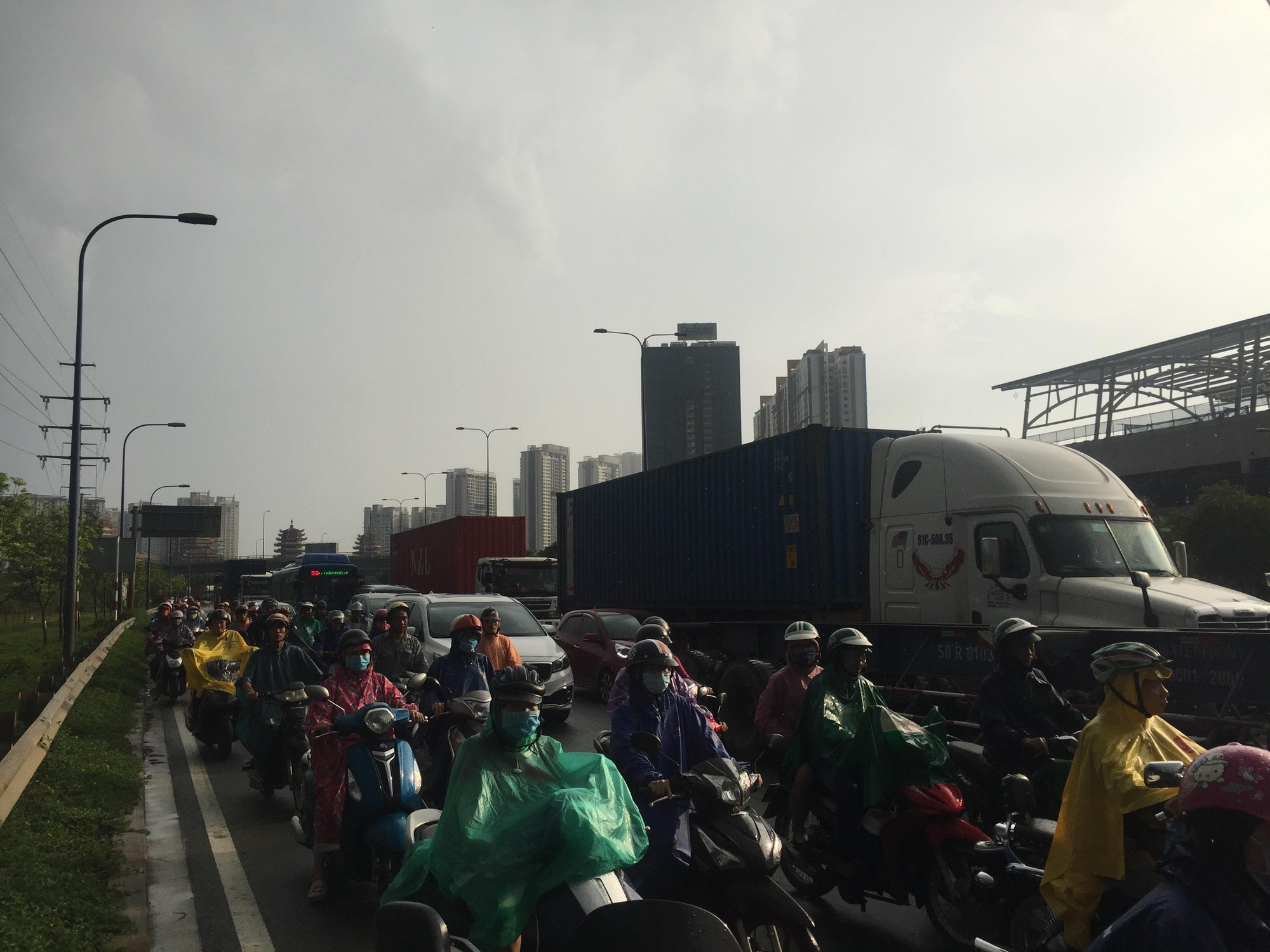 TP.HCM: Đang đi bộ, người đàn ông ngoại quốc bất ngờ lao vào container dẫn đến tử vong