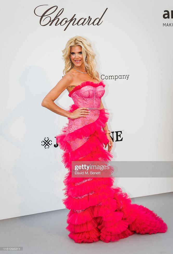 Loạt sao đua nhau hở bạo, khoe thân nóng bỏng trong tiệc hậu Cannes