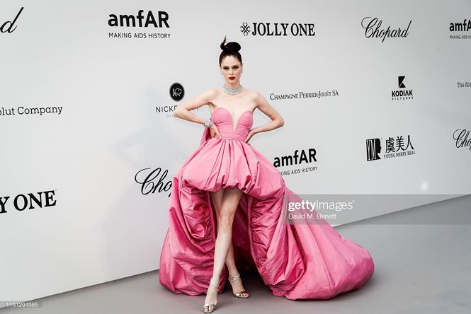 Loạt sao đua nhau hở bạo, khoe thân nóng bỏng trong tiệc hậu Cannes