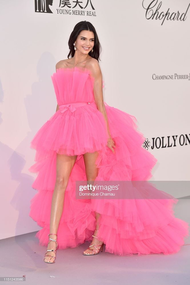 Loạt sao đua nhau hở bạo, khoe thân nóng bỏng trong tiệc hậu Cannes