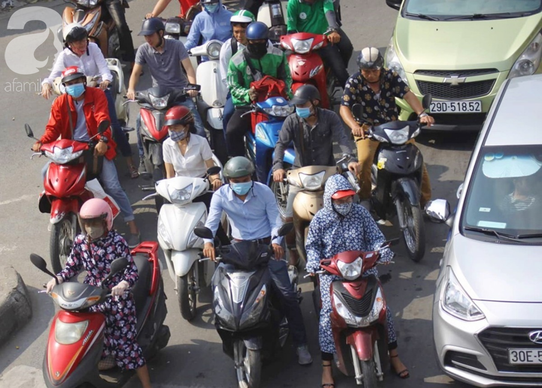 Hà Nội: Hết mưa, trời nóng oi bức trở lại khiến người dân mệt mỏi đội nắng đi làm