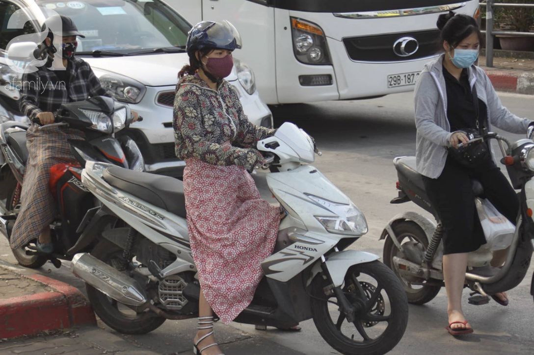 Hà Nội: Hết mưa, trời nóng oi bức trở lại khiến người dân mệt mỏi đội nắng đi làm