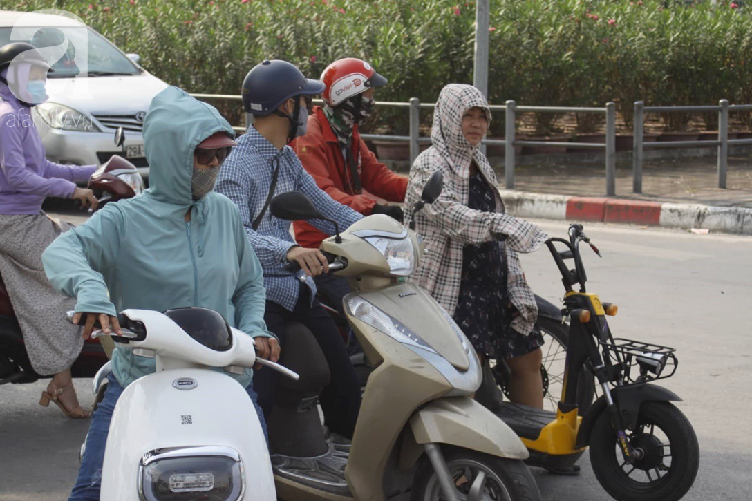 Hà Nội: Hết mưa, trời nóng oi bức trở lại khiến người dân mệt mỏi đội nắng đi làm