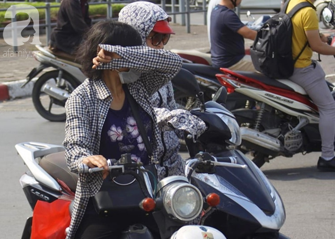 Hà Nội: Hết mưa, trời nóng oi bức trở lại khiến người dân mệt mỏi đội nắng đi làm