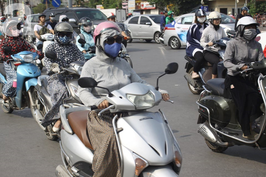 Hà Nội: Hết mưa, trời nóng oi bức trở lại khiến người dân mệt mỏi đội nắng đi làm
