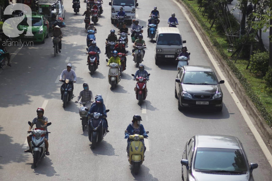 Hà Nội: Hết mưa, trời nóng oi bức trở lại khiến người dân mệt mỏi đội nắng đi làm