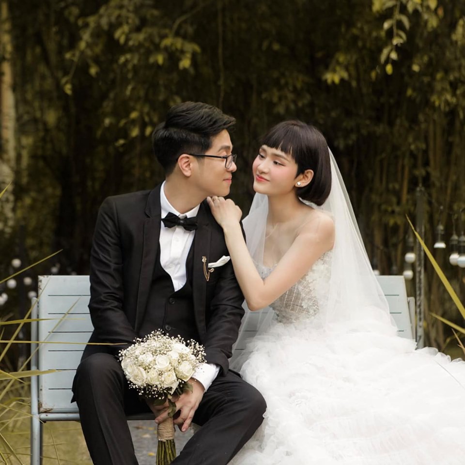 Cô dâu Hiền Hồ vừa đổi kiểu tóc nữ tính, cư dân mạng đồng loạt gọi tên chú rể Bùi Anh Tuấn Cô dâu Hiền Hồ vừa đổi kiểu tóc nữ tính, cư dân mạng đồng loạt gọi tên chú rể Bùi Anh Tuấn