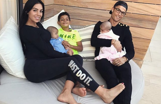 Cô gái vàng trong làng lọ lem đời thực: Mẫu 9x chiếm trọn trái tim, khối tài sản nửa tỷ đô của tay sát gái Ronaldo