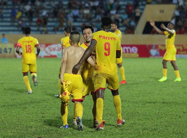 Bùi Tiến Dũng 2 lần bị đánh bại bởi siêu phẩm, Hà Nội nhận trận thua sốc trên sân Nam Định - 1 Bùi Tiến Dũng 2 lần bị đánh bại bởi siêu phẩm, Hà Nội nhận trận thua sốc trên sân Nam Định - 1