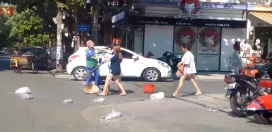 Vụ chị lao công bị đánh vì nhắc nhở xả rác: Chủ shop đã nộp phạt